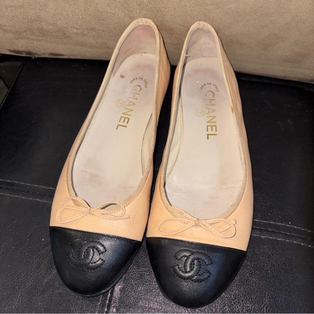 Chanel Flats 36 Lambskin Two Tone Black Captoe Beige Body VEUC Leather Bottom